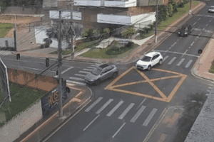Vídeo: colisão entre carros derruba muro em Criciúma