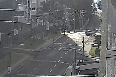 Vídeos: motorista foge após colidir contra placas em Criciúma; veículo é identificado pela Polícia Civil