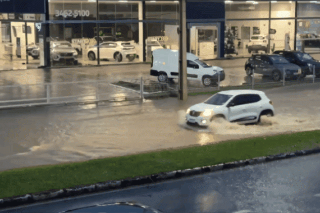 Vídeos: forte chuva provoca pontos de alagamento em Criciúma