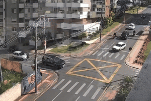 Vídeo: motorista provoca acidente após mudança de faixa em Criciúma