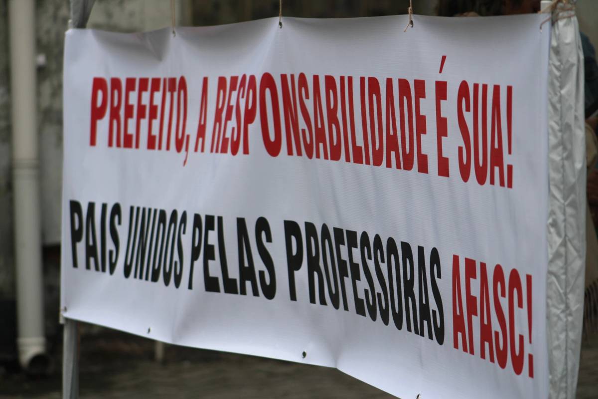 Pais de alunos da Afasc apoiam professores com manifestação em Criciúma — foto 1