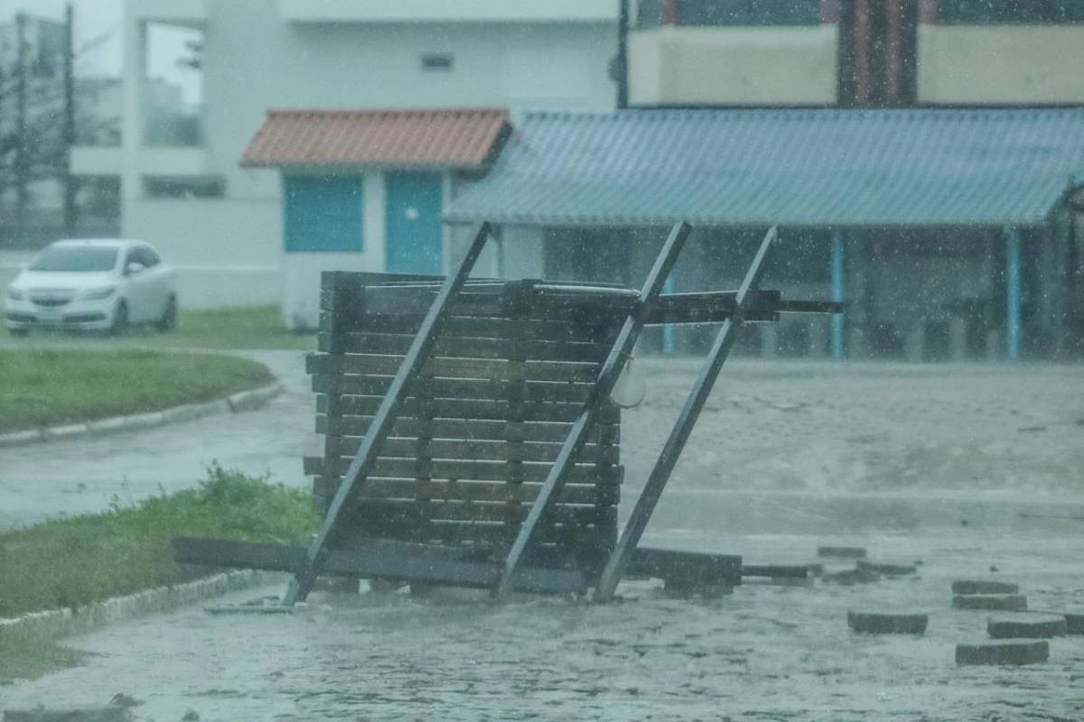 Defesa Civil contabiliza estragos em Jaguaruna após possível tsunami meteorológico; veja fotos — foto 2