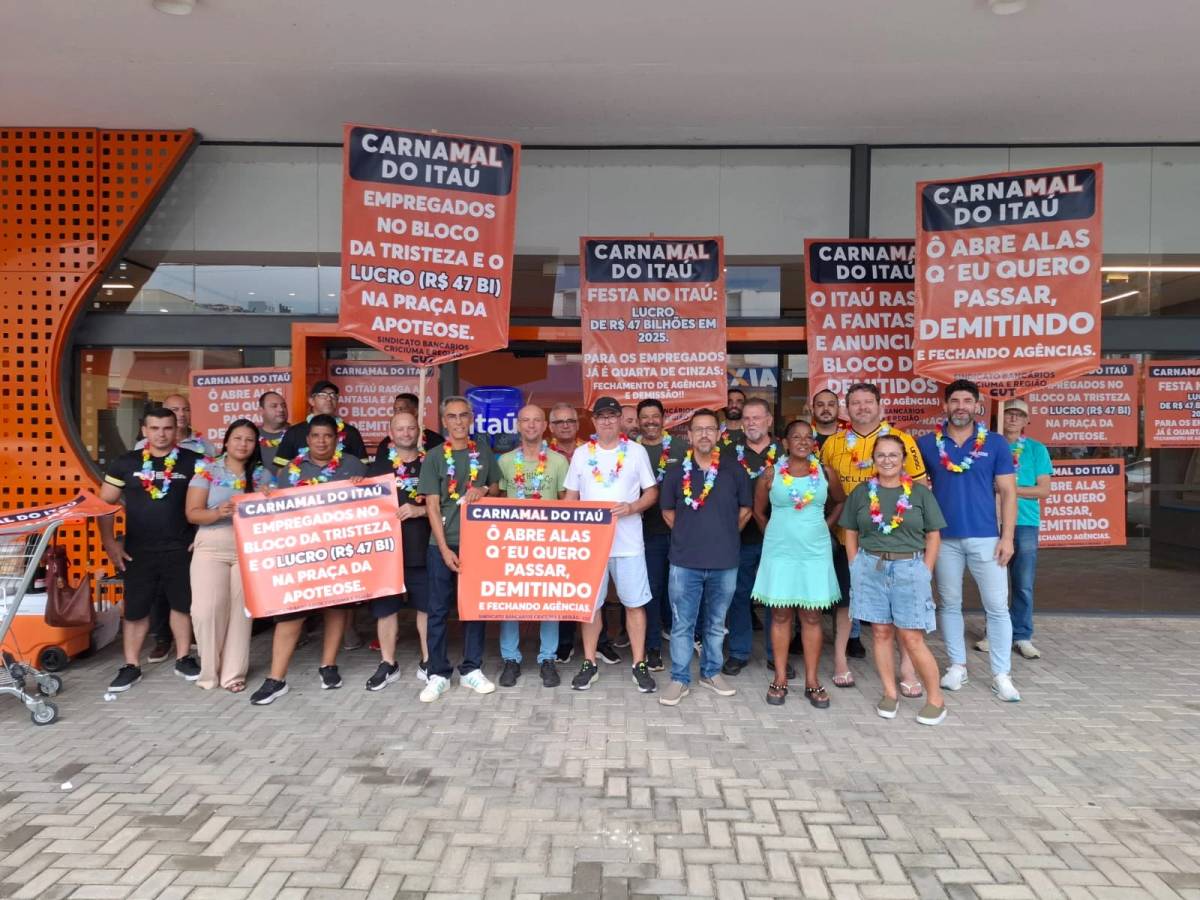 Manifestação é realizada após anúncio do fechamento de agência do Itaú em Criciúma — foto 9