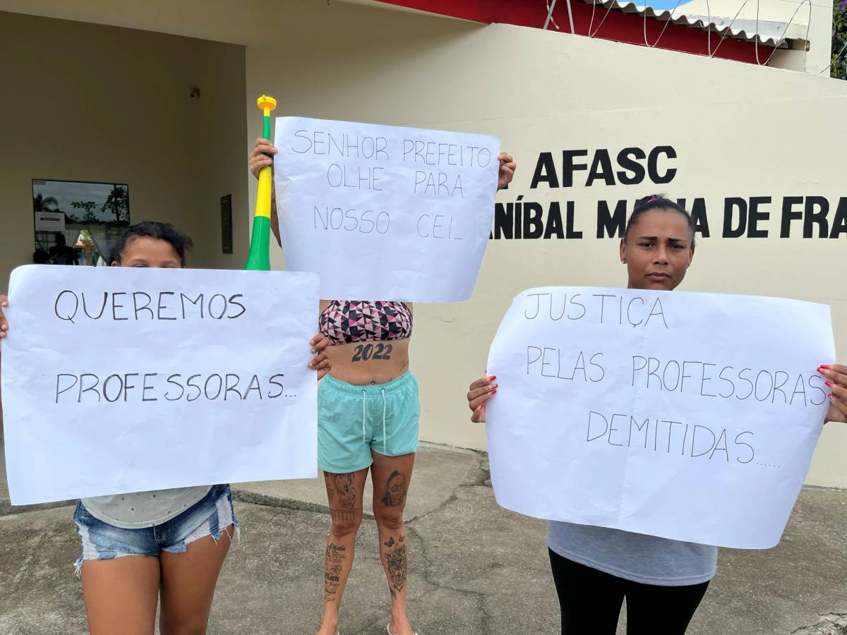 Mães de alunos protestam contra demissões de professoras da Afasc — foto 1