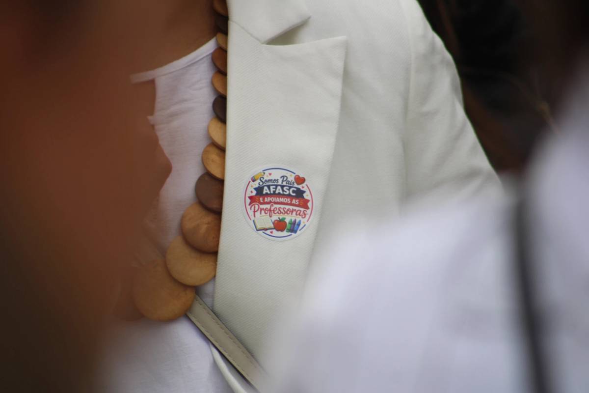 Pais de alunos da Afasc apoiam professores com manifestação em Criciúma — foto 2