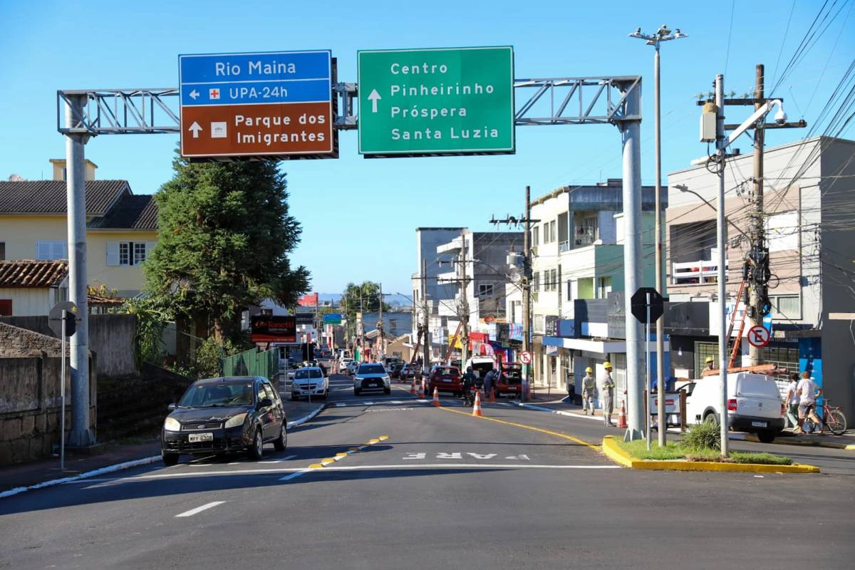 Limpa Fios: operação retira 800 quilos de cabos obsoletos em postes do distrito de Rio Maina — foto 5