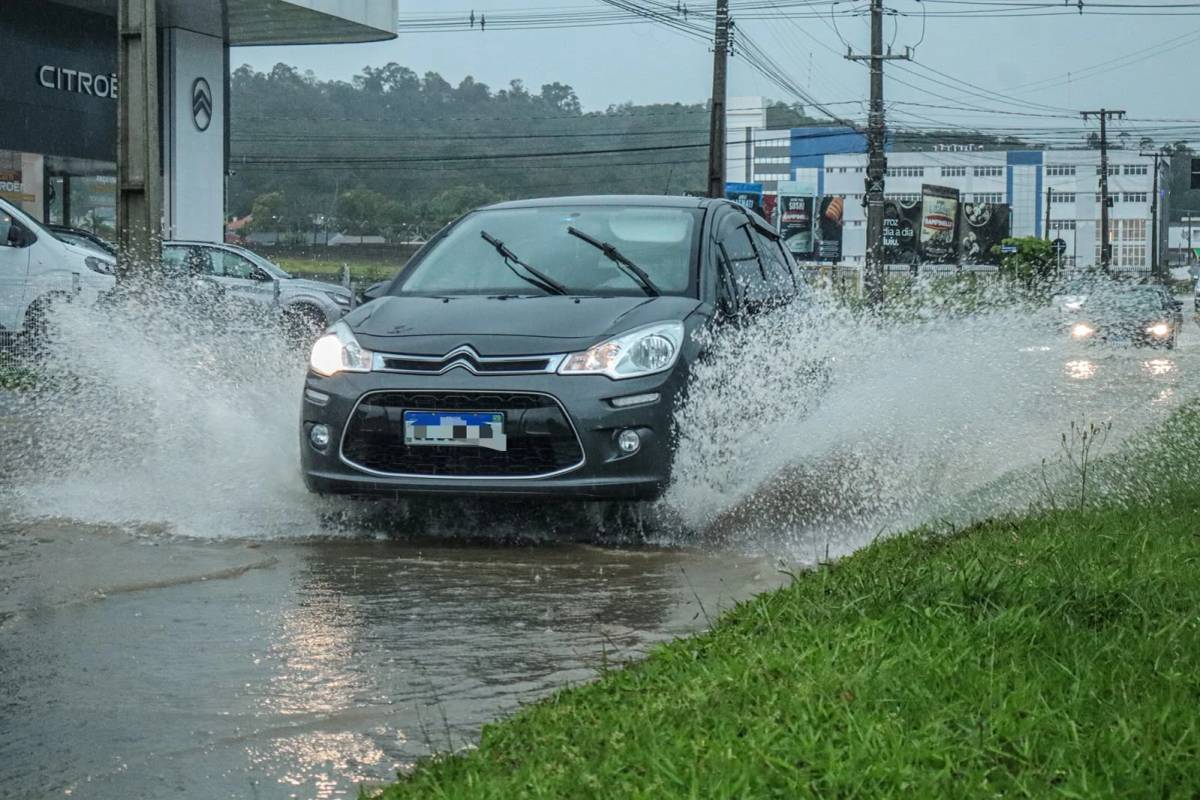Confira a galeria de fotos dos pontos de alagamentos após fortes chuvas em Criciúma — foto 1
