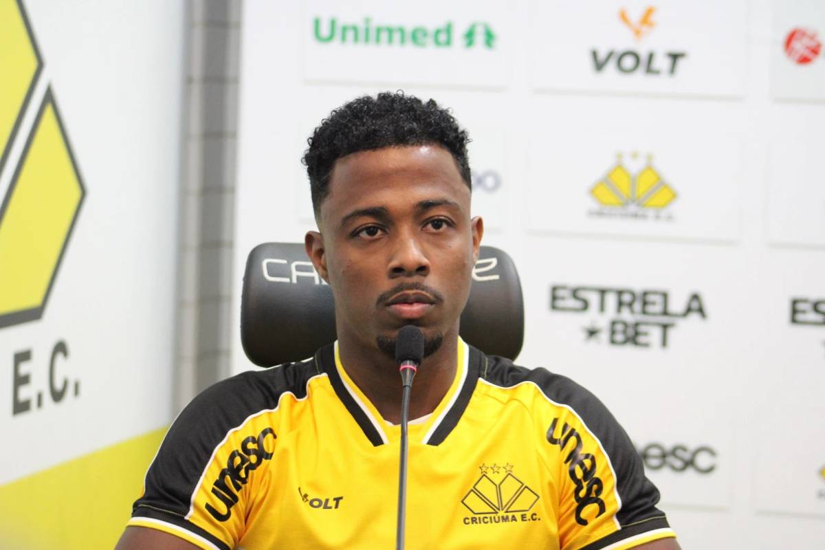 Volante Matheus Trindade.