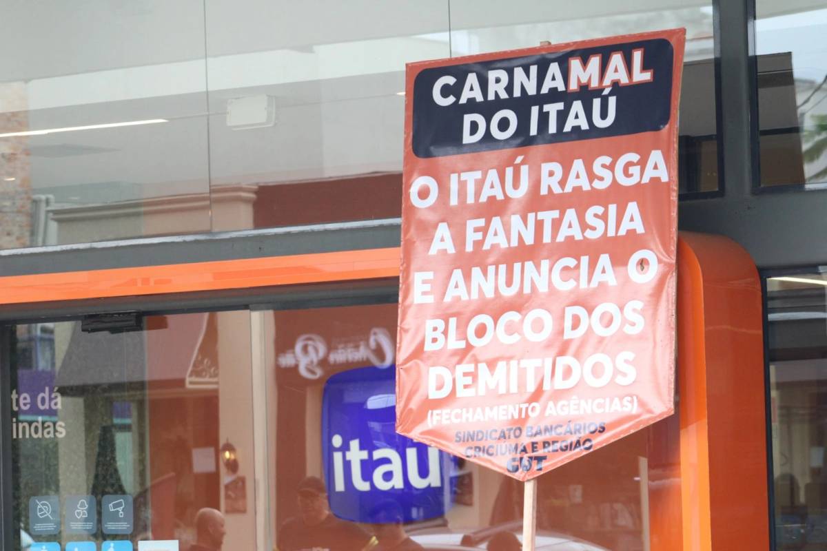 Manifestação é realizada após anúncio do fechamento de agência do Itaú em Criciúma — foto 1