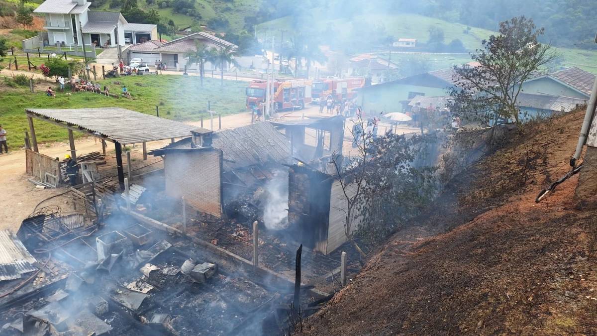 Incêndio destrói duas casas em Armazém — foto 2