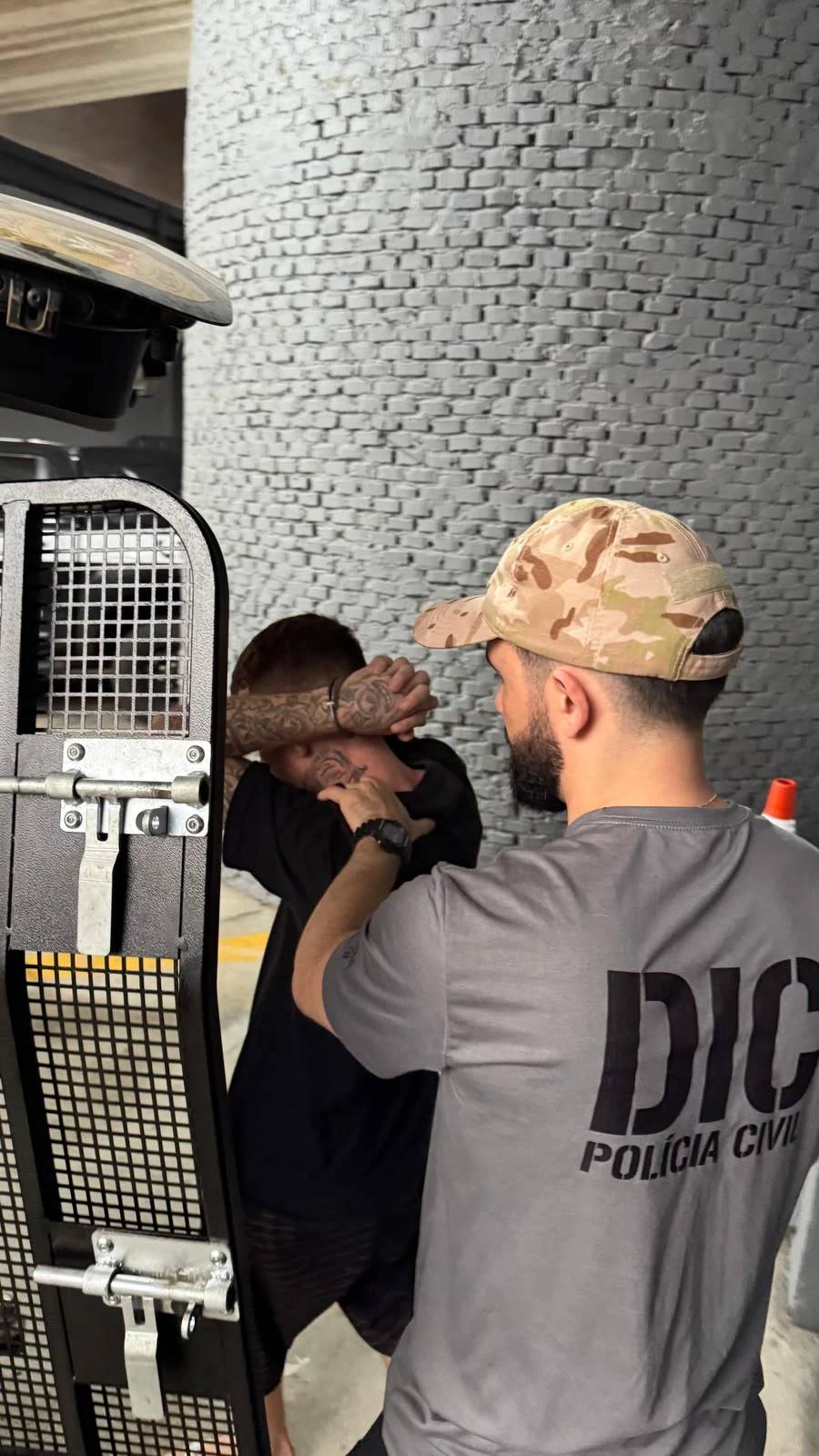 Operação da Polícia Civil prende três e cumpre nove mandados de busca em Criciúma e região; veja fotos — foto 1