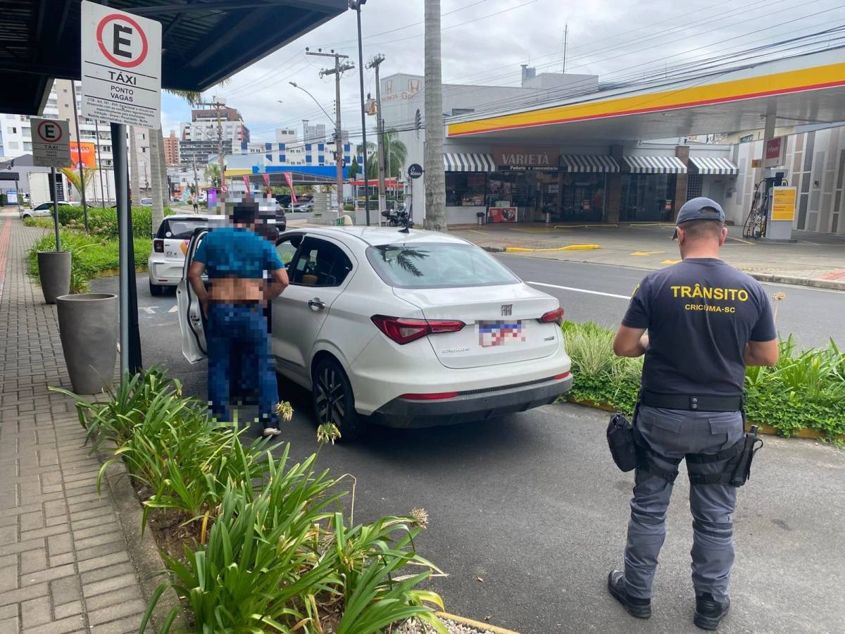 Força-tarefa da DTT aborda mais de 20 taxistas em Criciúma — foto 1