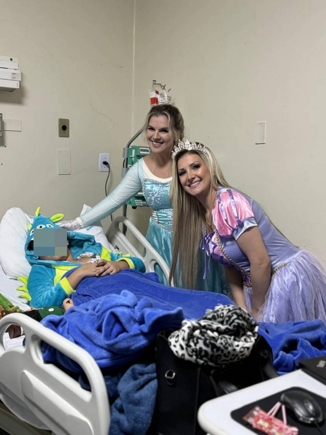 Vestidos de personagens infantis, voluntários levam alegria a pacientes em hospitais de Criciúma — foto 1