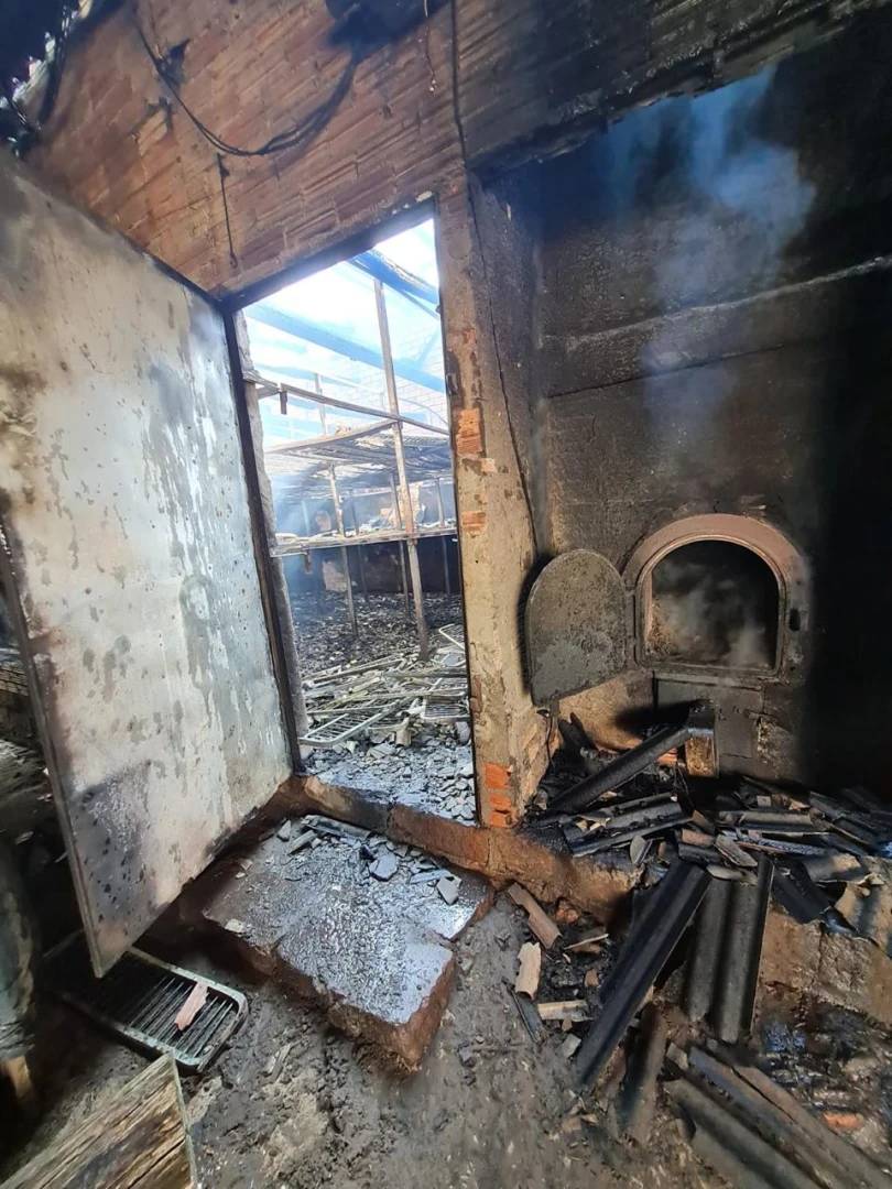 Bombeiros combatem incêndio em estufa de fumo — foto 3