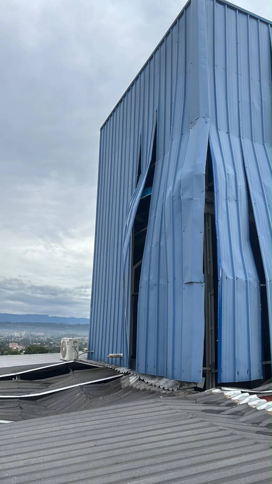 Fotos e vídeo: rompimento de caixa d’água suspende atividades da Apae de Criciúma — foto 4
