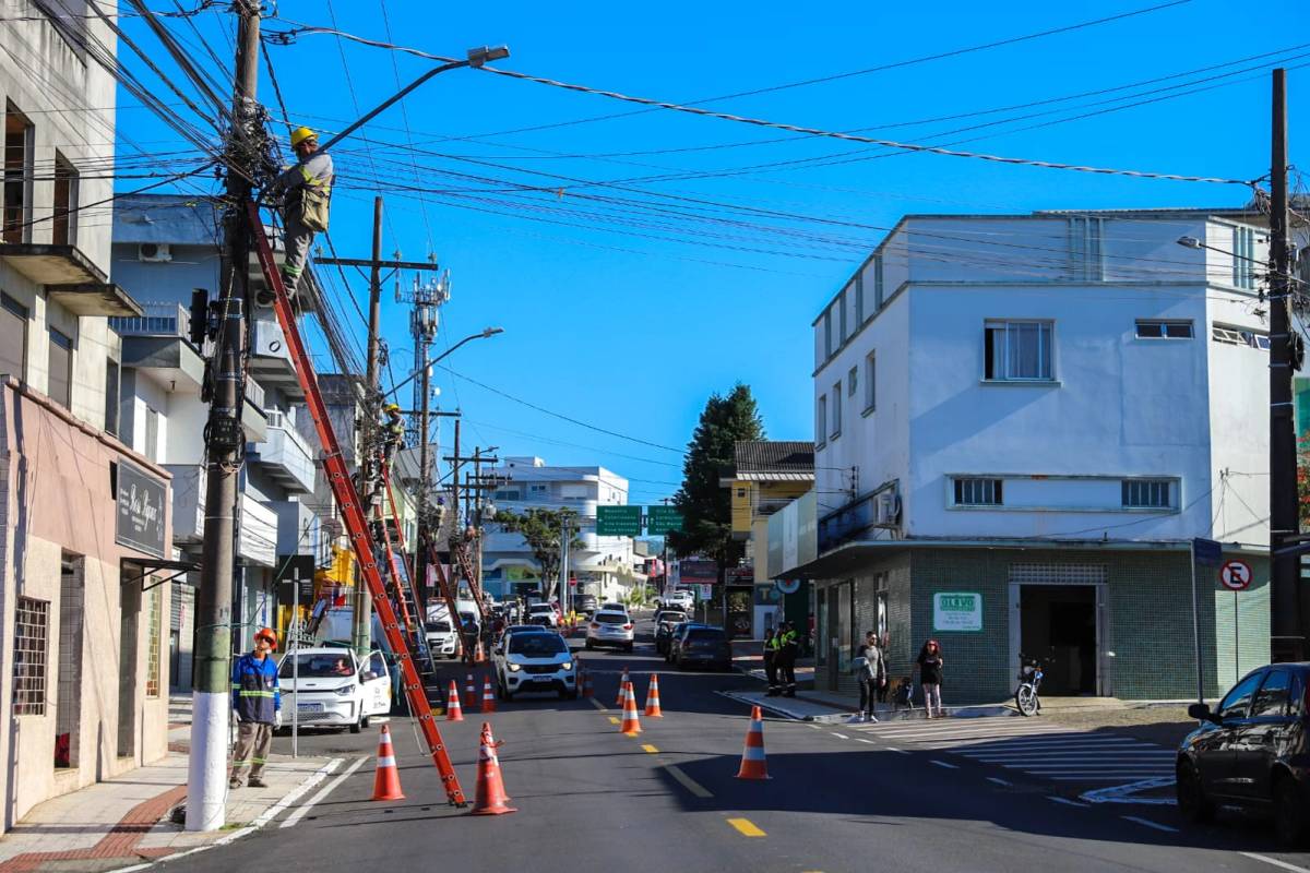 Limpa Fios: operação retira 800 quilos de cabos obsoletos em postes do distrito de Rio Maina — foto 1