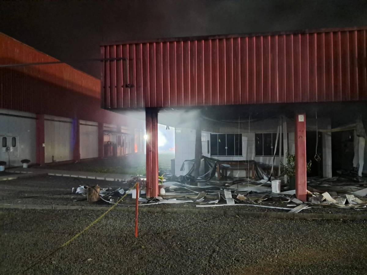 Incêndio de grandes proporções atinge empresa de laticínios em Nova Veneza — foto 1