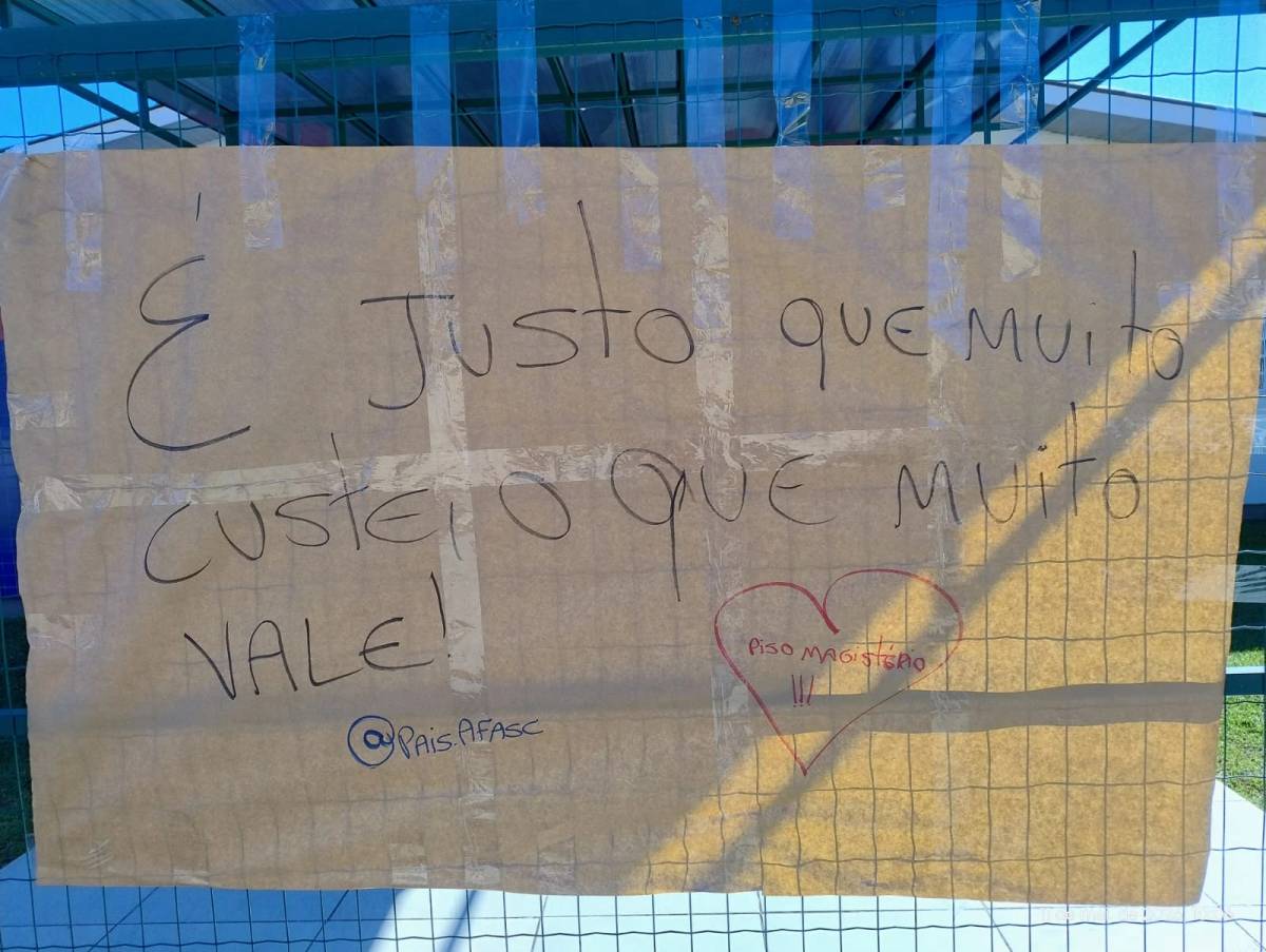 Com greve marcada para esta terça-feira, pais espalham cartazes nos CEIs da Afasc — foto 4