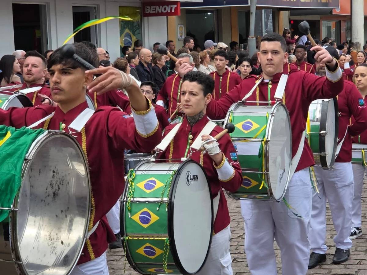 Mais de 40 grupos participam do desfile cívico no Centro Histórico de Urussanga — foto 2