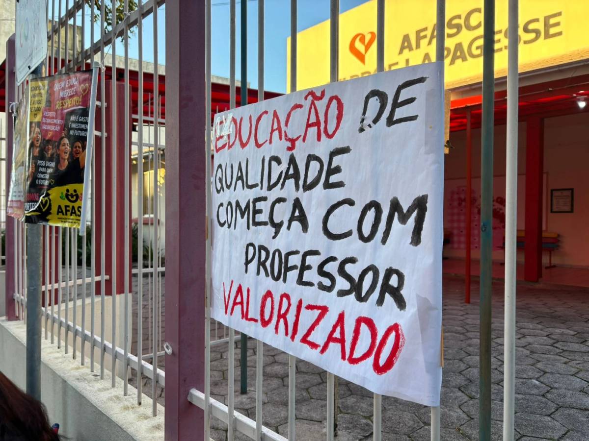 Fotos e vídeos: professores da Afasc entram em greve em Criciúma — foto 2