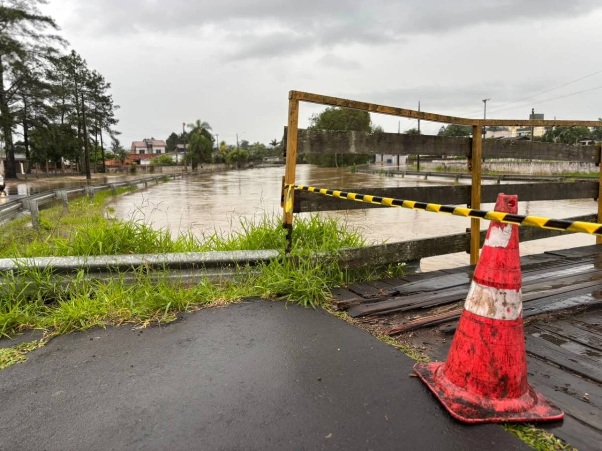 Rio Sangão ultrapassa calha e água invade casas em Criciúma; veja vídeo e fotos — foto 2