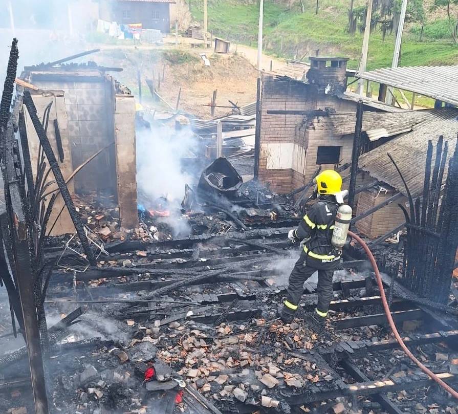 Incêndio destrói duas casas em Armazém — foto 1