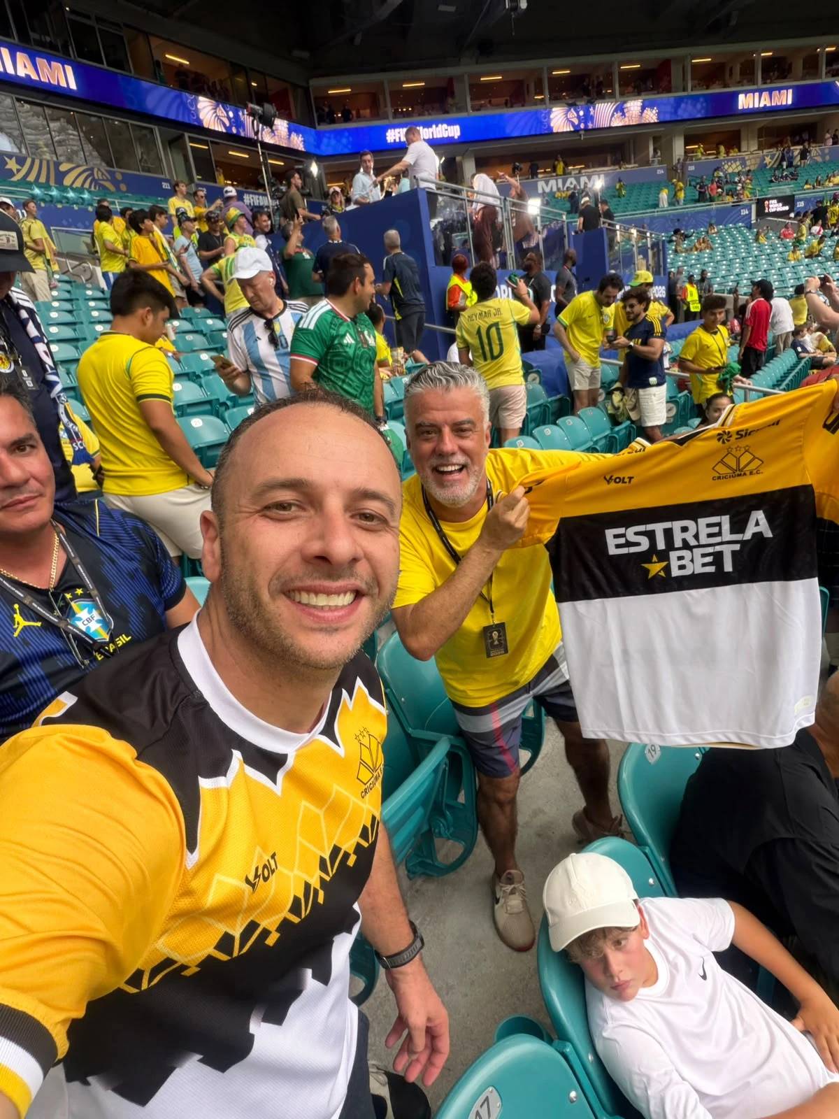 Torcedor de Criciúma ganha destaque mundial após bandeira aparecer em gol de Vinicius Júnior — foto 1