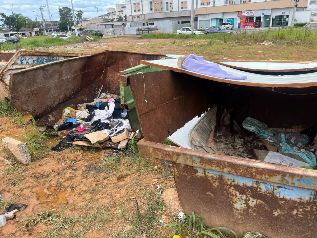 Cascões de lixo servem de moradia para pessoas em situação de rua em Criciúma; veja fotos — foto 2