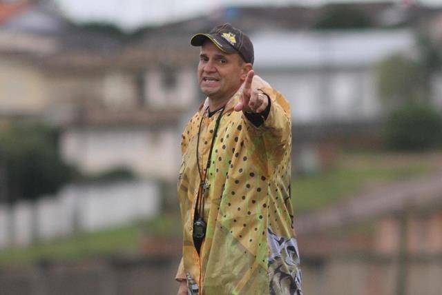 Técnico Wagner Lopes orientando o time durante treinamento no CT