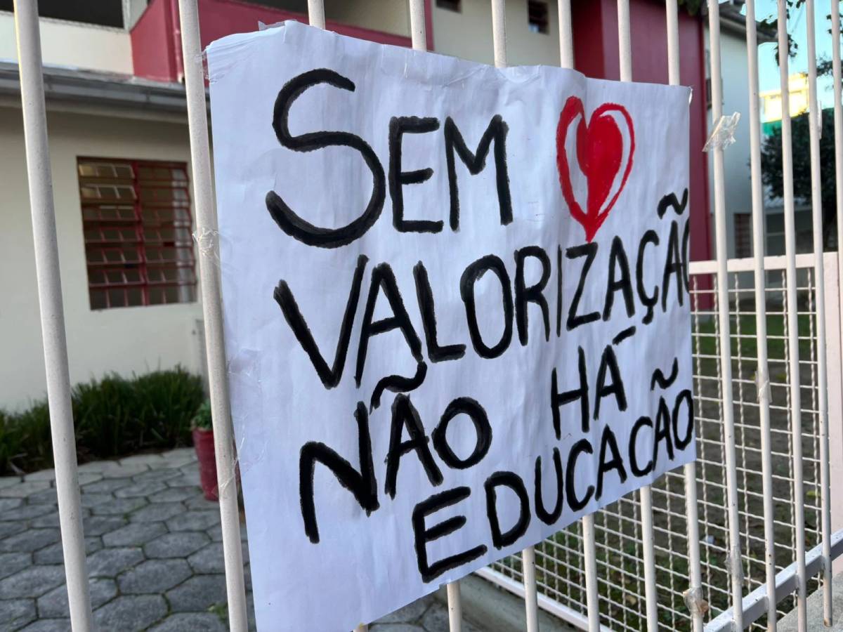 Fotos e vídeos: professores da Afasc entram em greve em Criciúma — foto 1