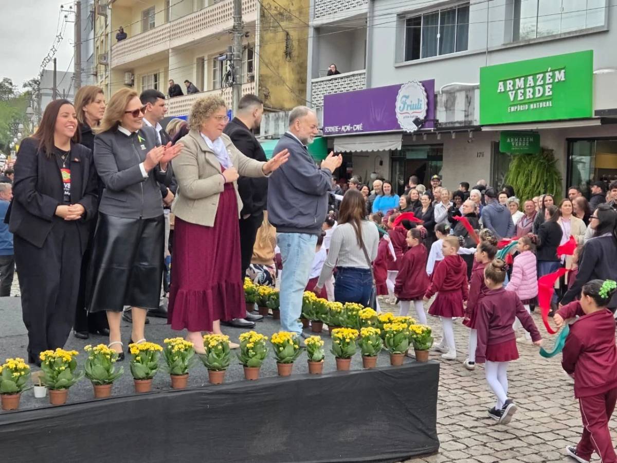 Mais de 40 grupos participam do desfile cívico no Centro Histórico de Urussanga — foto 11
