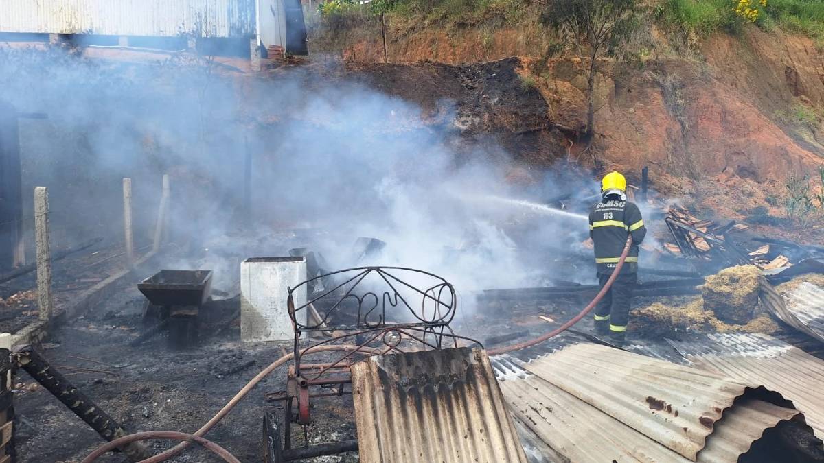 Incêndio destrói duas casas em Armazém — foto 3
