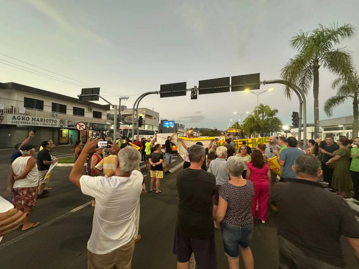 Moradores e comerciantes protestam por segurança no Pinheirinho, em Criciúma — foto 1