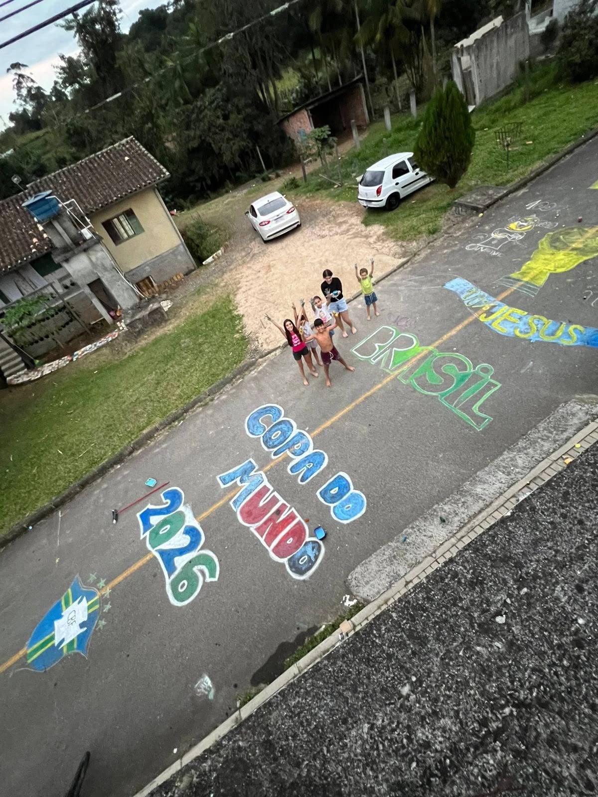 Crianças de Nova Veneza pintam rua e resgatam clima de Copa do Mundo — foto 2