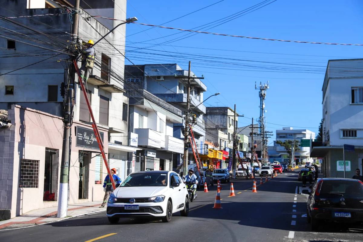 Limpa Fios: operação retira 800 quilos de cabos obsoletos em postes do distrito de Rio Maina — foto 2