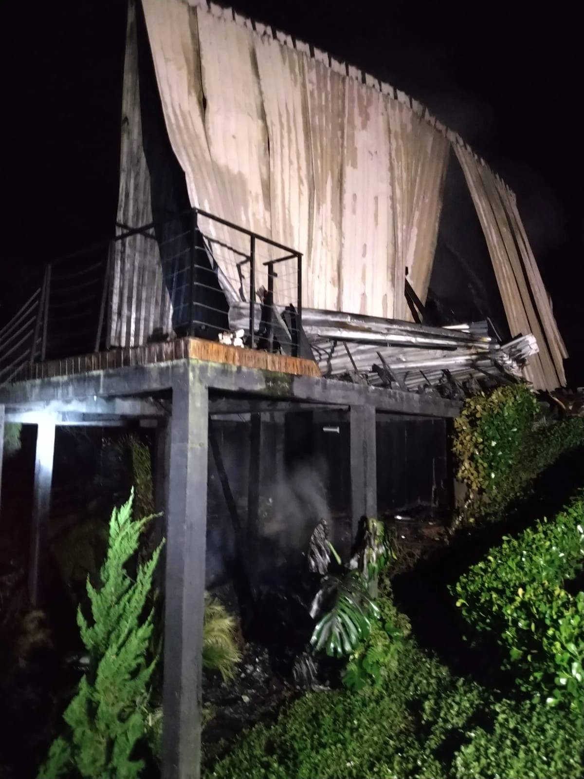 Incêndio destrói cabana de pousada em Jacinto Machado — foto 3