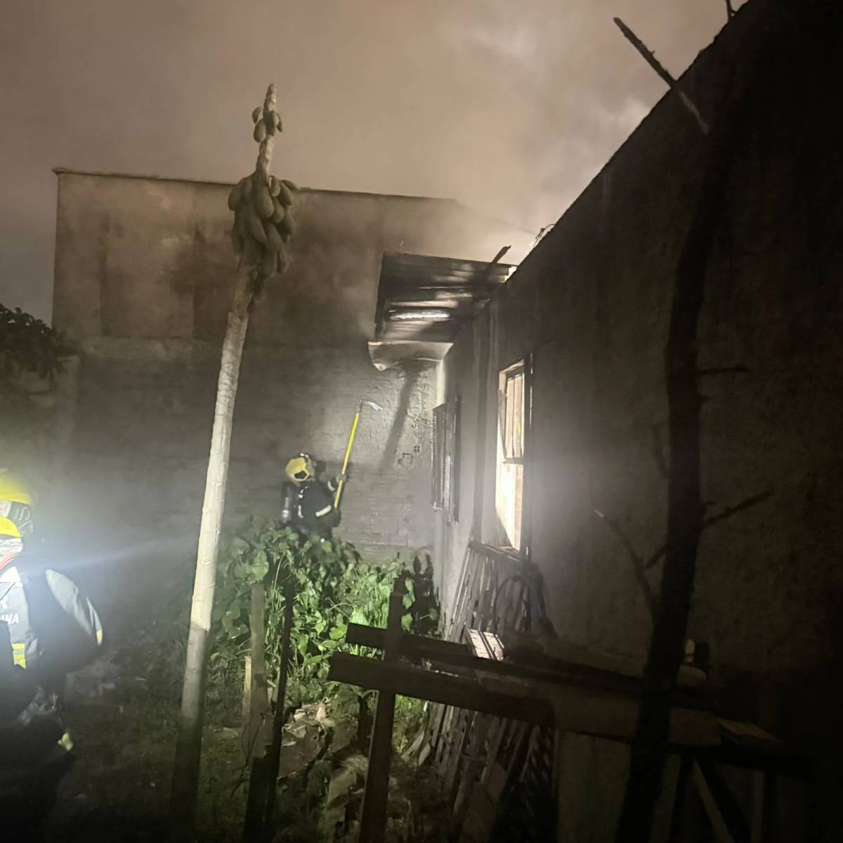 Garagem é atingida por incêndio em Criciúma — foto 1