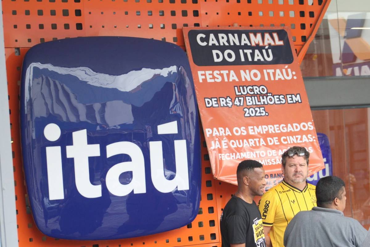 Manifestação é realizada após anúncio do fechamento de agência do Itaú em Criciúma — foto 2