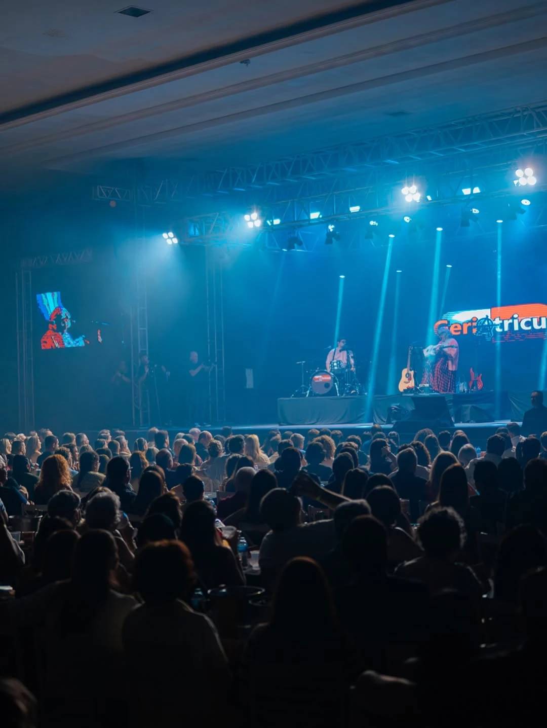Banda Geriatricus se apresenta no Teatro Elias Angeloni em Criciúma — foto 2