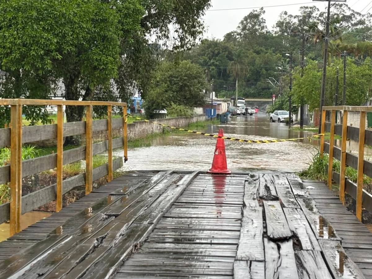Rio Sangão ultrapassa calha e água invade casas em Criciúma; veja vídeo e fotos — foto 3