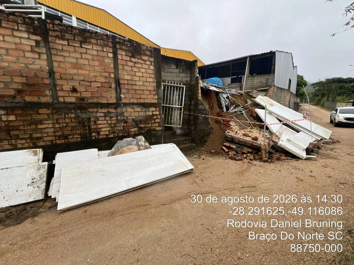 Fotos: chuva provoca quedas de muros e destelhamento no Sul de SC — foto 25