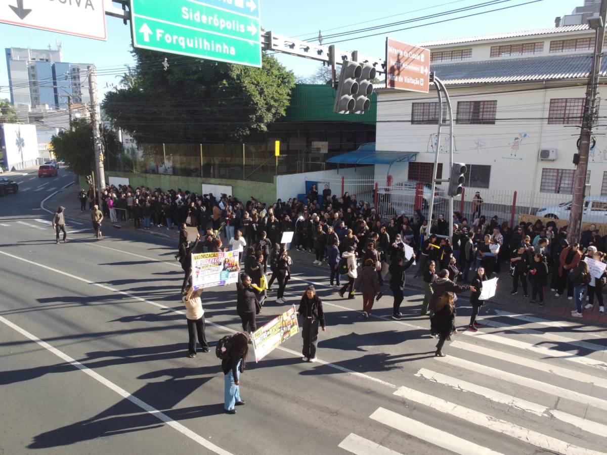 Fotos e vídeos: professores da Afasc entram em greve em Criciúma — foto 41