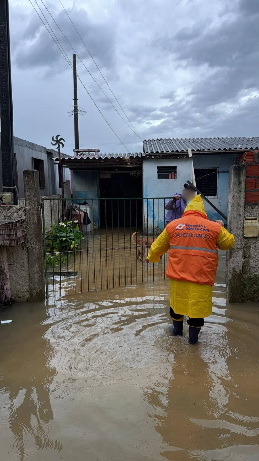 Fotos e vídeos: chuva provoca alagamentos e três destelhamentos em Balneário Rincão — foto 2