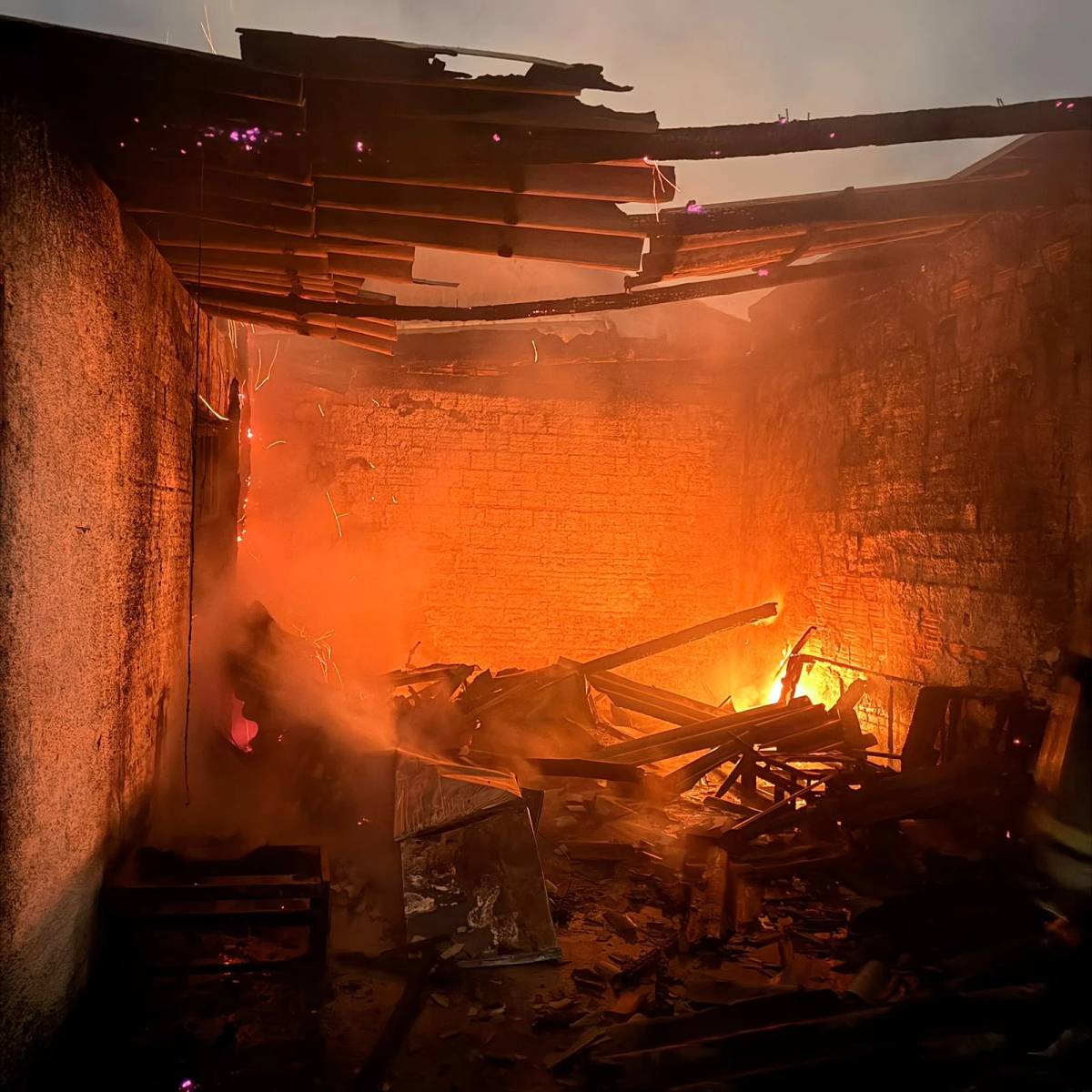 Garagem é atingida por incêndio em Criciúma — foto 3