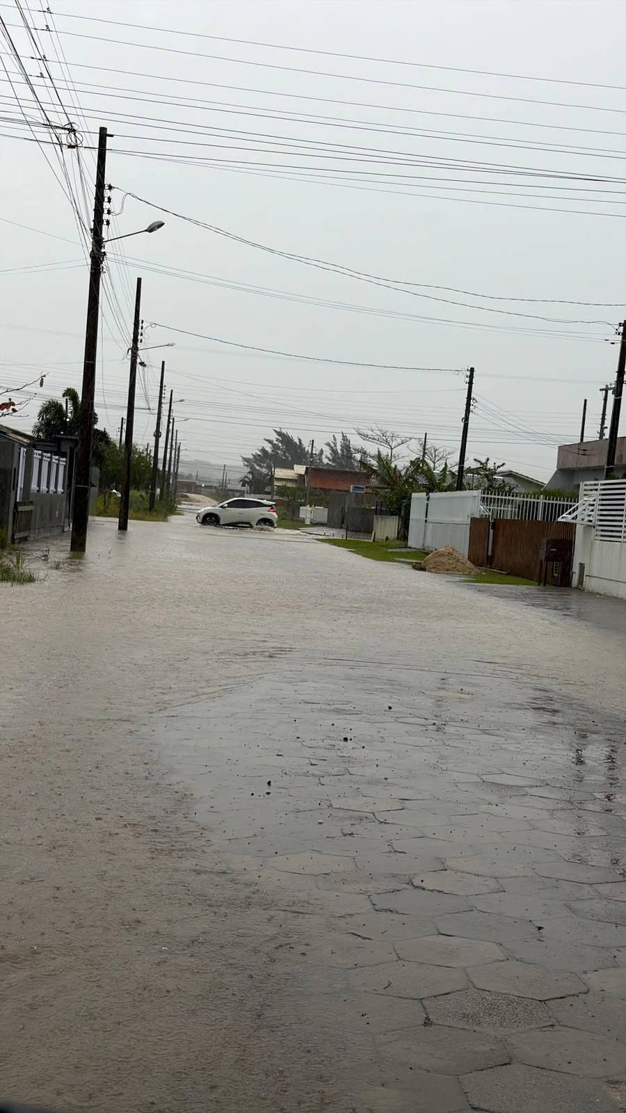 Fotos e vídeos: chuva provoca alagamentos e três destelhamentos em Balneário Rincão — foto 8