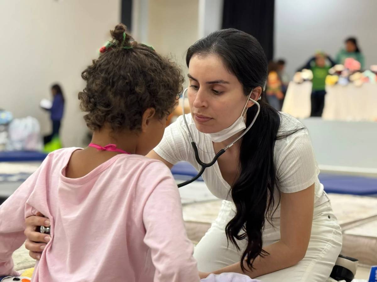 Biomédica realiza atendimento voluntário em abrigo após chuvas atingirem o Sul de SC — foto 2