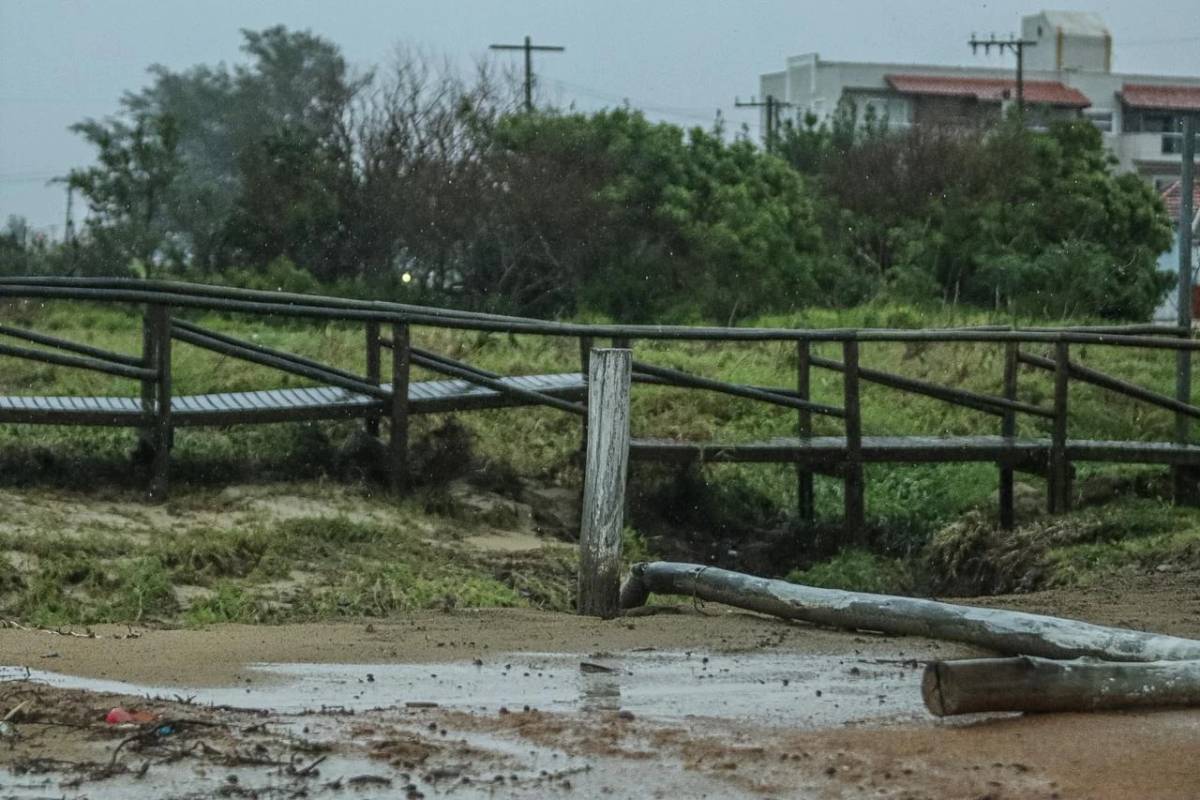 Defesa Civil contabiliza estragos em Jaguaruna após possível tsunami meteorológico; veja fotos — foto 8