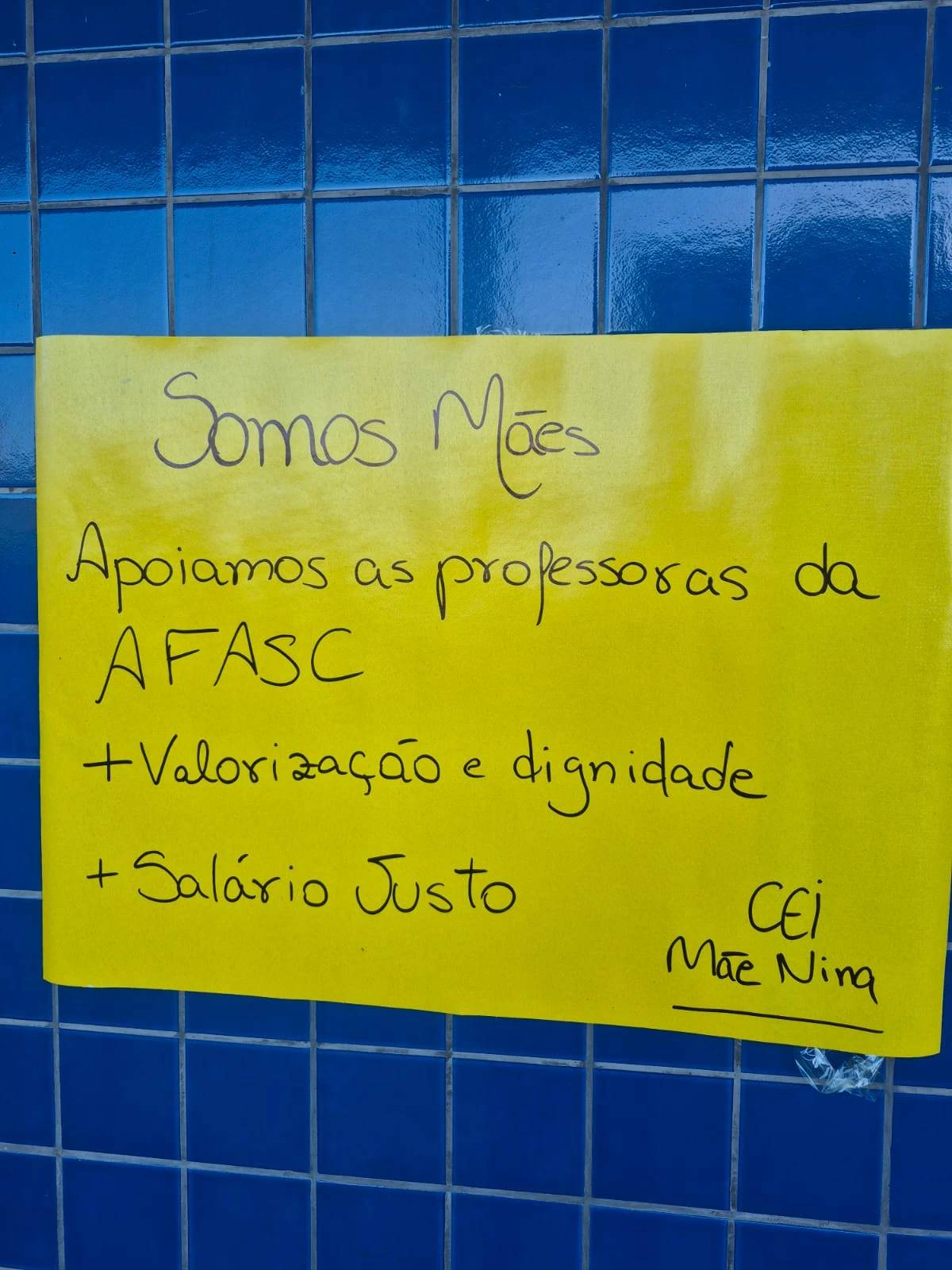 Com greve marcada para esta terça-feira, pais espalham cartazes nos CEIs da Afasc — foto 2