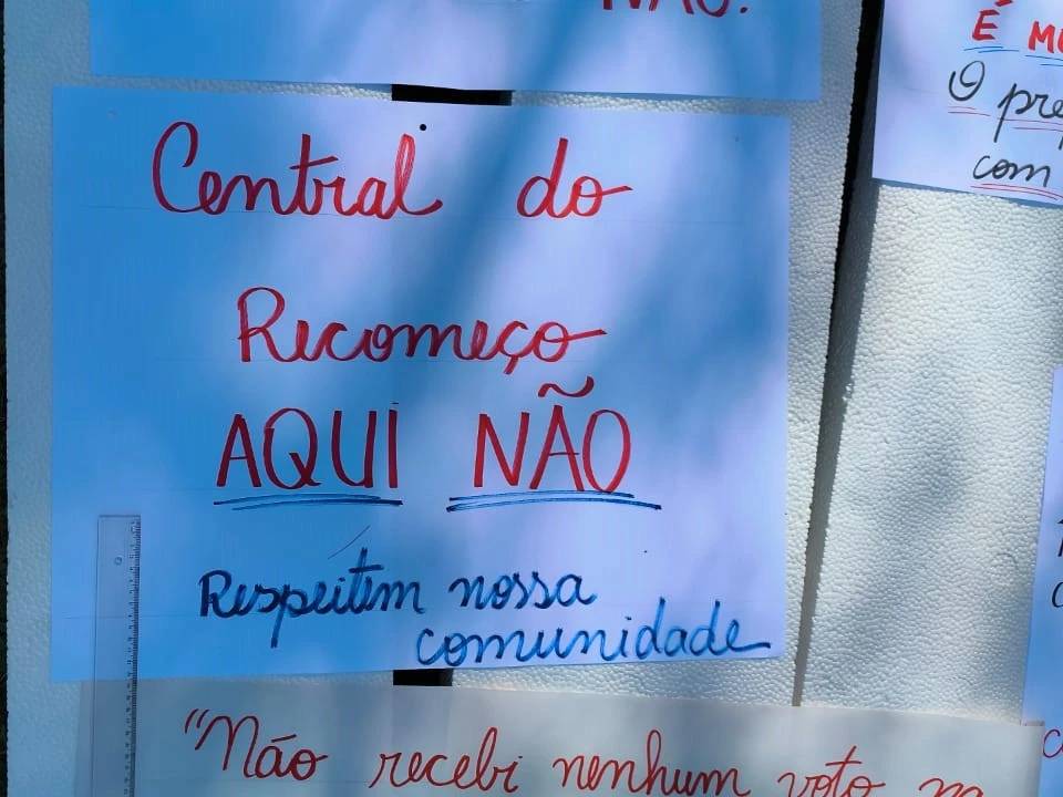 Instalação da Central do Recomeço gera protesto em comunidade de Criciúma; veja fotos — foto 2
