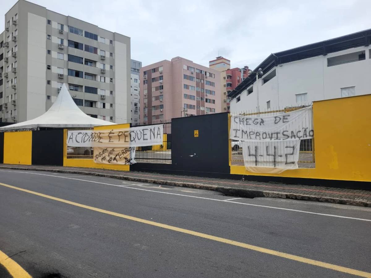 VÍDEO: com faixas espalhadas pelo HH, torcida do Criciúma protesta e pede: ‘chega de improvisação’ — foto 1